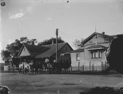 Residence with horse and carriage outside post office, Clermont, Queensland, ca. 1913 [picture] / Gordon Cumming Pullar