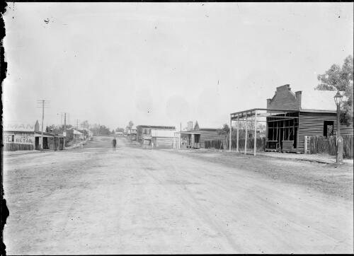Capella Street, Clermont, Queensland, 1917 [picture] / Gordon Cumming Pullar