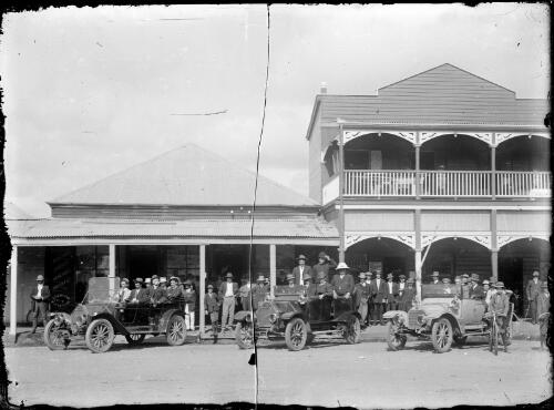 Motor cars outside Pullar shop and Queens Hotel (frontal), Clermont, Queensland, 1916 [picture] / Gordon Cumming Pullar