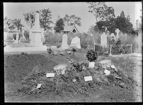 Clermont cemetery, Clermont, Queensland, ca. 1915 [picture] / Gordon Cumming Pullar