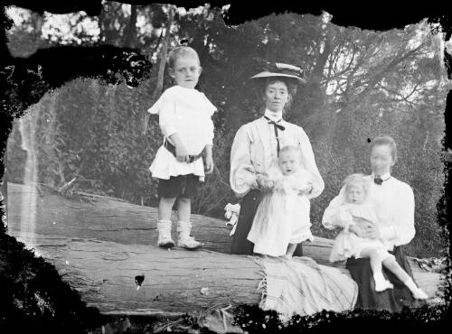 Edith Lamont with Clara Pullar and her children Gordon, Herbert and Violet, Clermont, Queensland, ca. 1913 [picture] / Gordon Cumming Pullar