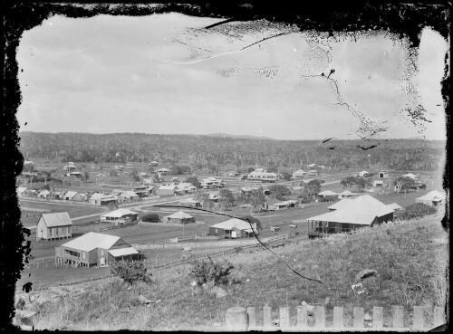 Yeppoon, picket fence in right foreground, Yeppoon, Queensland, ca. 1910 [picture] / Gordon Cumming Pullar