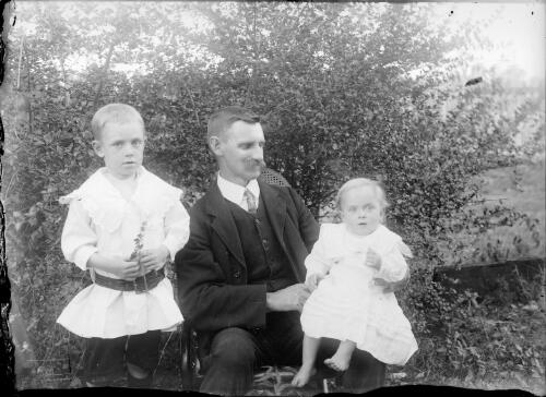 Gordon Pullar with sons Victor and Gordon (baby), Clermont, Queensland, 1908 [picture] / Gordon Cumming Pullar