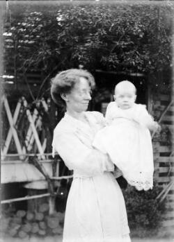 Clara Pullar with Herbert (baby), Clermont, Queensland, 1913 [picture]