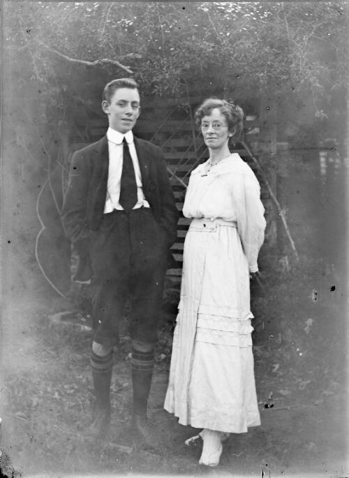 Victor and Clara Pullar, standing in front of a bush house, Clermont, Queensland, ca. 1918 [picture] / Gordon Cumming Pullar