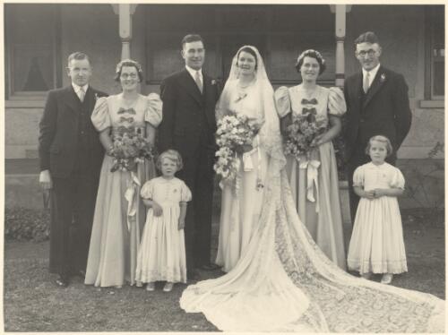 Wedding group consisting of (from left to right) Egryn Owen, Peggy Lockhart, Thomas Lloyd Connick and Jessie May Connick (née Lockhart), Molly Lockhart, Bill Connick [and the two children] Barbara Lockhart, Jennifer Hackett, Piangil, Victoria, 22 June 1938 [picture] / Wendels Studio, Swan Hill