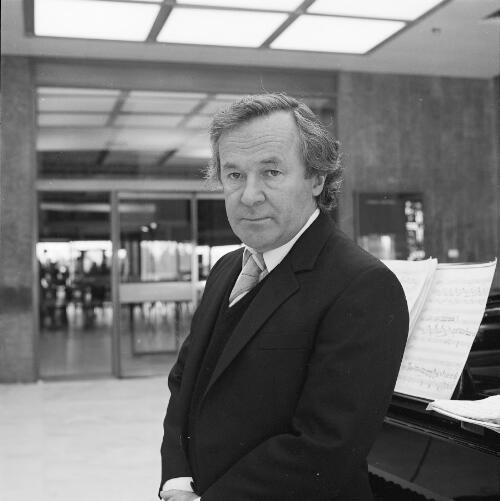 Portrait of Keith Humble at the National Library of Australia,1985 [picture] / Kate Hodge