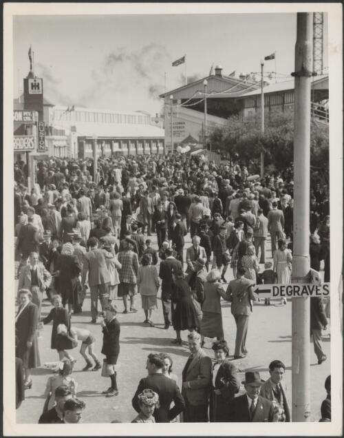 [Crowd at the exhibition, Melbourne, September 1948] [picture]