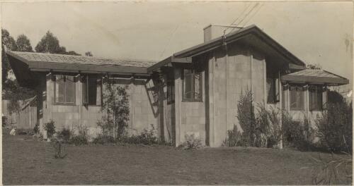 [Mr. S.R. Salter's completed Knitlock home at Toorak, Victoria, 1] [picture]