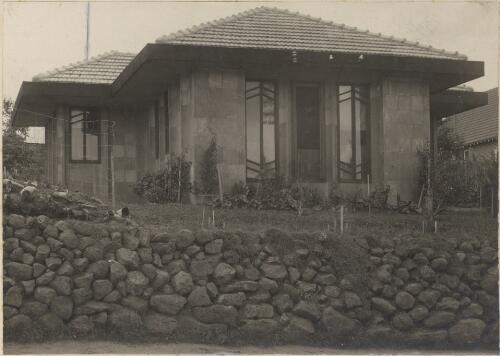 Mr. Vaughan Griffin's segmental house at 52 Darebin Street, Heidelberg, Victoria, ca. 1927, [1] [picture]
