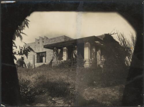 Exterior view of Cheong house at Castlecrag, Sydney, New South Wales, 1921-1930, [1] [picture]