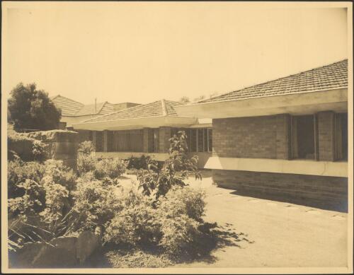 Exterior view of Alan Cameron residence, "Inverness", Killara, [New South Wales, 5] [picture] / Phil Ward