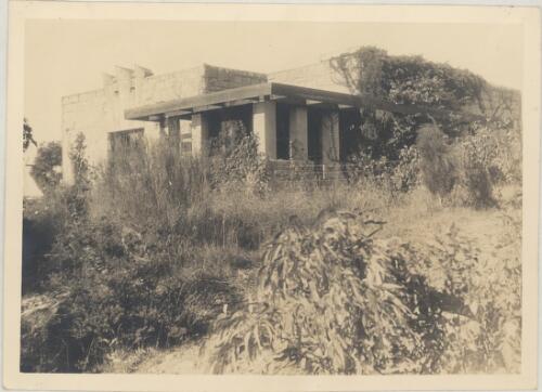 Exterior view of Cheong House, Lot 53, 14 The Parapet, Castlecrag, Sydney, New South Wales, [1] [picture] / Walter Burley Griffin