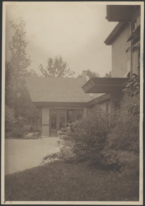 Exterior of Bolte House, Hubbard Woods, Chicago, ca. 1909, [1] [picture] / Walter Burley Griffin