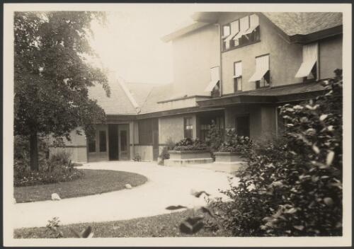 Exterior of Bolte House, Hubbard Woods, Chicago, ca. 1909, [2] [picture] / Walter Burley Griffin
