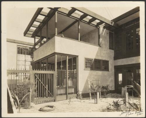 Exterior view of Koehne House, Florida, U.S.A. [United States of America, 1] [picture] / Walter Burley Griffin