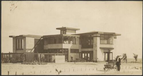 Exterior view of Koehne House, Florida, U.S.A. [United States of America, 2] [picture] / Walter Burley Griffin