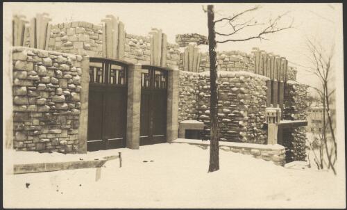Exterior view of Melson House, [Mason City, Iowa] [picture] / Walter Burley Griffin