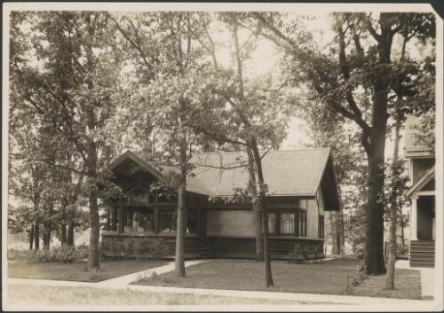 Exterior view of the Van Nostrand house, Tracy, Chicago, Illinois, [5] [picture] / Walter Burley Griffin