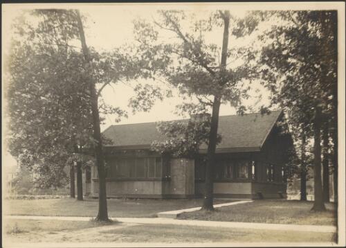 Exterior view of Garrity house, Tracy, Chicago, Illinois, [2] [picture] / Walter Burley Griffin