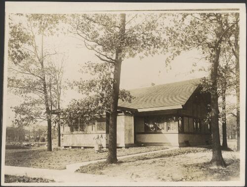 Exterior view of Garrity house, Tracy, Chicago, Illinois, [5] [picture] / Walter Burley Griffin