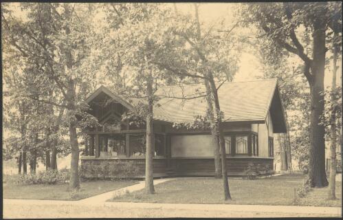 Exterior view of the Van Nostrand house, Tracy, Chicago, Illinois, [6] [picture] / Walter Burley Griffin