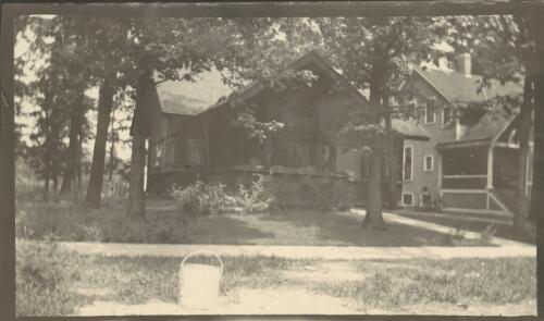 Exterior view of house for Ida E. Williams at Tracy, Chicago, Illinois [1] [picture] / Walter Burley Griffin