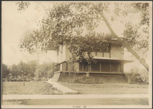 Exterior view of house for Russell L. Blount, Tracy, Chicago, Illinois, [3] [picture] / Walter Burley Griffin
