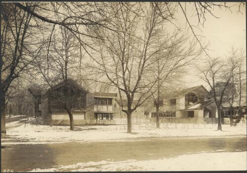 Exterior view of Comstock houses in snow, Evanston, Illinois, [2] [picture] / Walter Burley Griffin