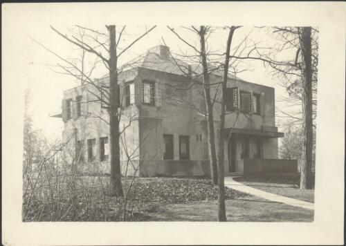 Exterior perspective view of dwelling for Mr H.M. Mess dwelling, Winnetka, Illinois, [1] [picture] / Walter Burley Griffin