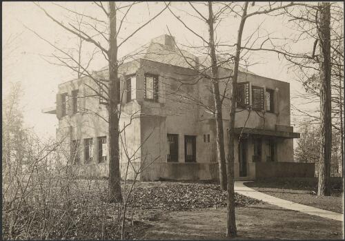 Exterior perspective view of dwelling for Mr H.M. Mess dwelling, Winnetka, Illinois, [2] [picture] / Walter Burley Griffin
