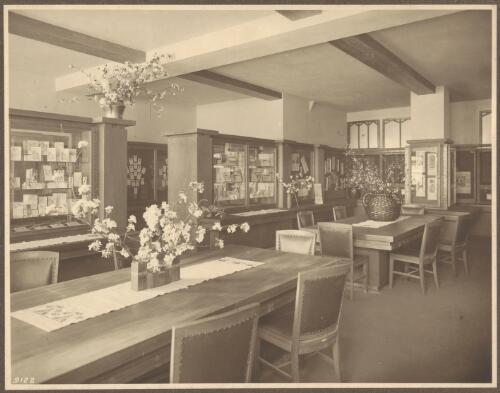 Interior of Volland publisher's shop, Monroe Building, Chicago, U.S.A., [6] [picture] / Walter Burley Griffin