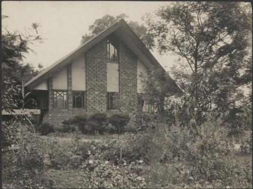Exterior view of Roy Lippincott's house, Heidelberg, Victoria, [1] [picture] / [Walter Burley Griffin]