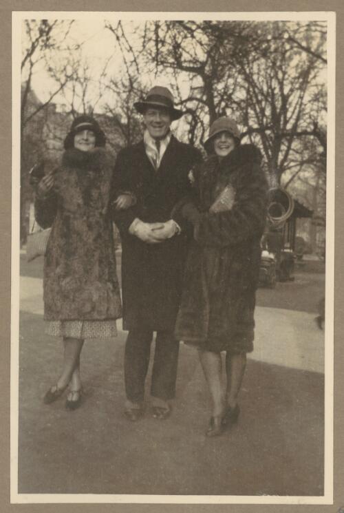 Actress Elsie Janis, Sots [i.e Cyril Ritchards] and Minskins [i.e. Madge Elliot?] au Champs Elysees, Paris, 1929 [picture]