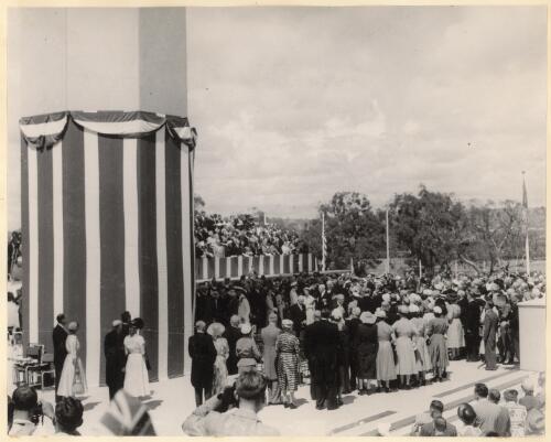 [The crowd at the unveiling ceremony of the Australian American Memorial, Canberra 16 February 1954], [1] [picture]