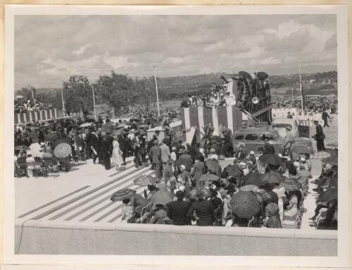 [The crowd at the unveiling ceremony of the Australian American Memorial, Canberra 16 February 1954], [2] [picture]