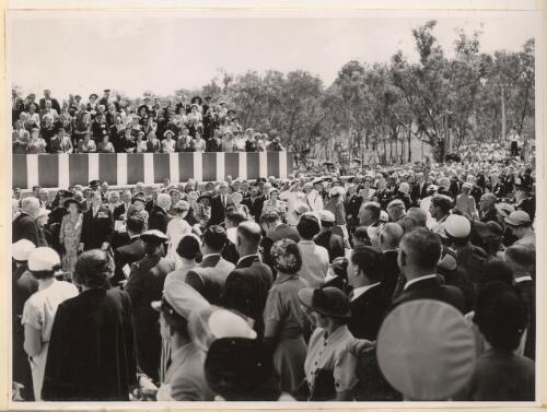 [The crowd at the unveiling ceremony of the Australian American Memorial, Canberra 16 February 1954], [3] [picture]