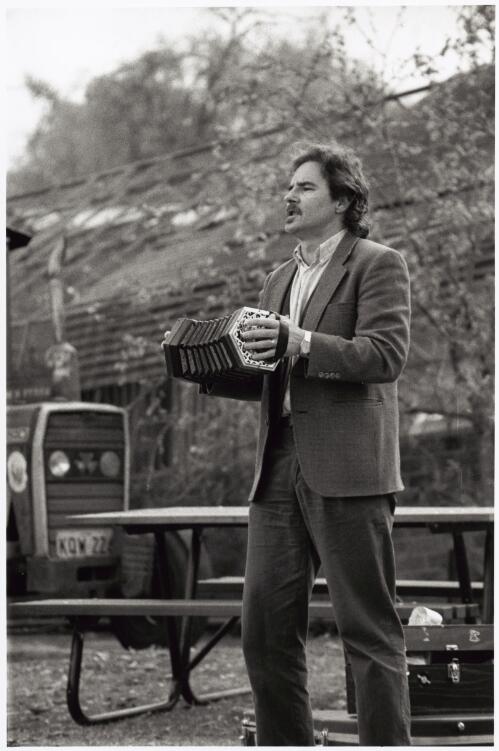 Dennis O'Keeffe playing concertina at the Bush Music Festival, Wilberforce, New South Wales, 1995, 1 [picture] / Sandra Martens