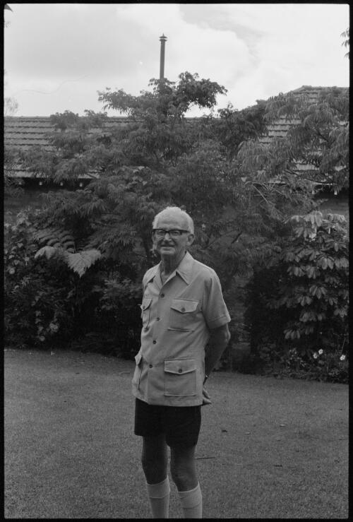 Portrait of Edward Lane Hopkins in a garden, 1981 [picture] / H de Berg