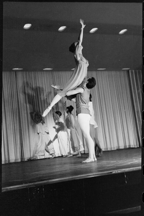Harold Collins as Jason lifts Mary Heath as Medea in Medea, Queensland Ballet, Festival Hall, Brisbane, 1965 [picture] / Grahame Garner