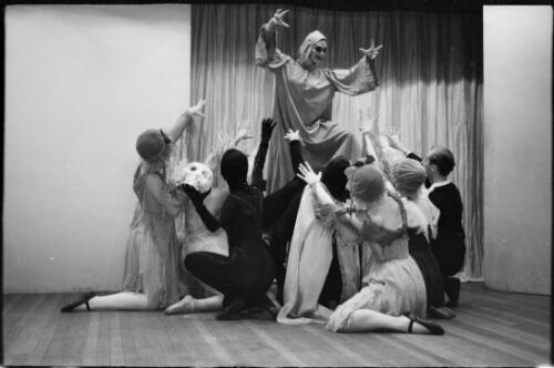 Dancers of the Lisner Ballet in Paganini by Charles Lisner, Lisner Ballet, Academy Theatre, Brisbane, 1962 [picture] / Grahame Garner
