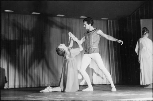 Mary Heath as Medea and Harold Collins as Jason with chorus in Medea by Charles Lisner, Queensland Ballet, Warana Festival, Brisbane, 1965, 2 [picture] / Grahame Garner