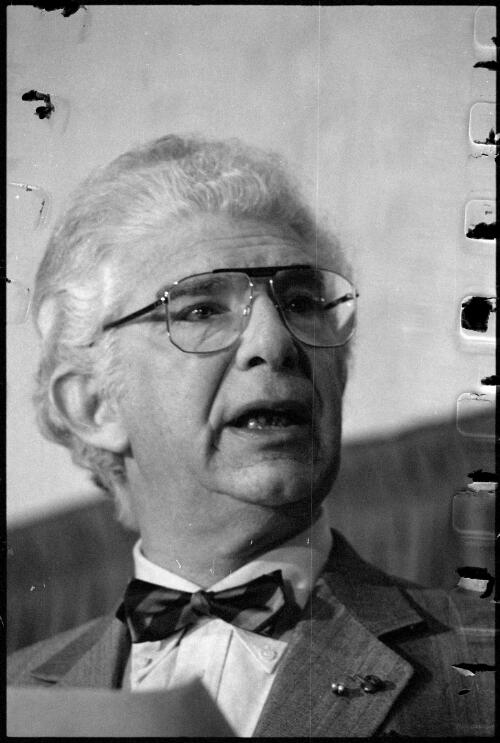 Portrait of Willy de Clercq speaking at the National Press Club, Canberra, 5 May 1988, 1 [picture]