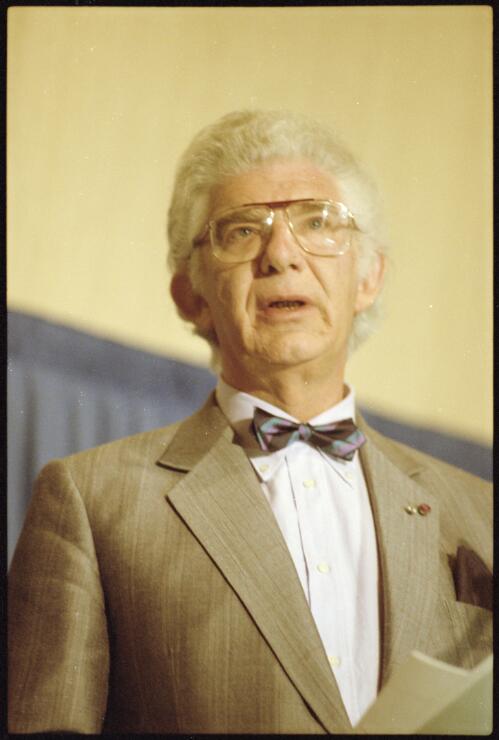 Portrait of Willy de Clercq speaking at the National Press Club, Canberra, 5 May 1988, 2 [picture]