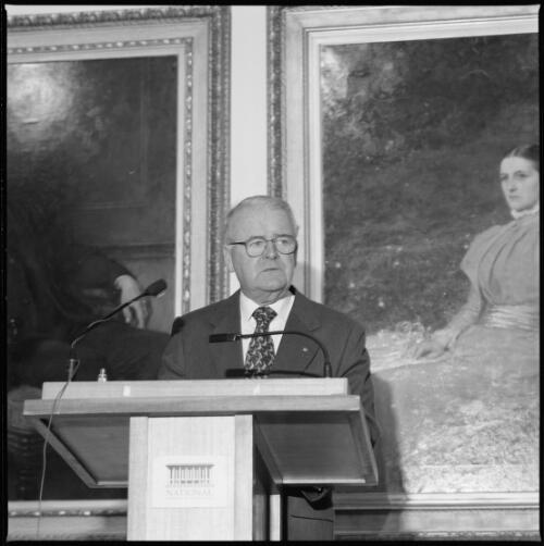 Portrait of Governor General, Sir William Deane, at the launch of the Australian Braille Library Service, National Library of Australia, Canberra, 1996 [picture] / Loui Seselja