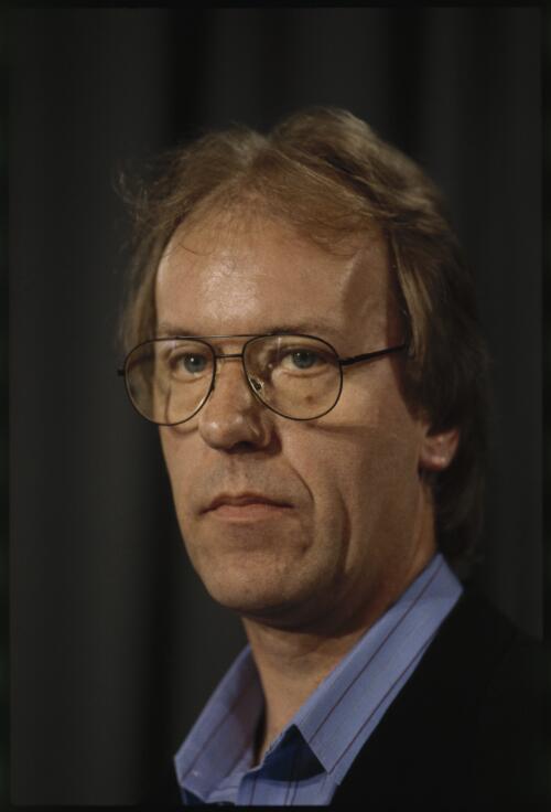 Portrait of Doctor Nick Deacon, molecular biologist and AIDS researcher, speaking at the National Press Club, Canberra, 13 December 1995, 1 [transparency] / Andrew S. Long