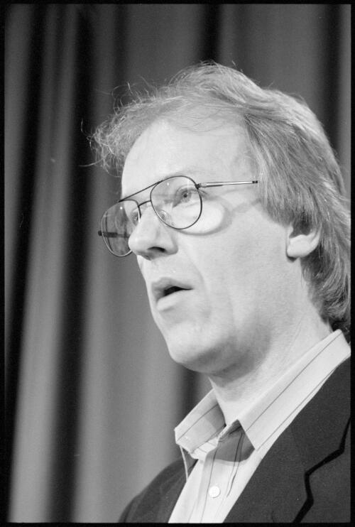 Portrait of Doctor Nick Deacon, molecular biologist and AIDS researcher, speaking at the National Press Club, Canberra, 13 December 1995, 2 [picture] / Andrew S. Long