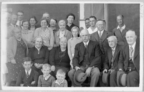 Group portrait of the Denison family of Sydney,1939? [picture]