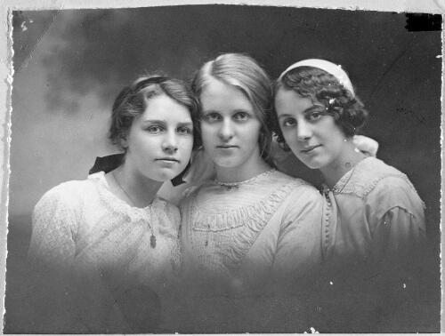 Group portrait of Evelyn Floris [?], Harriet Una [?] and Edith Gertrude Denison [?], ca. 1910s [picture]