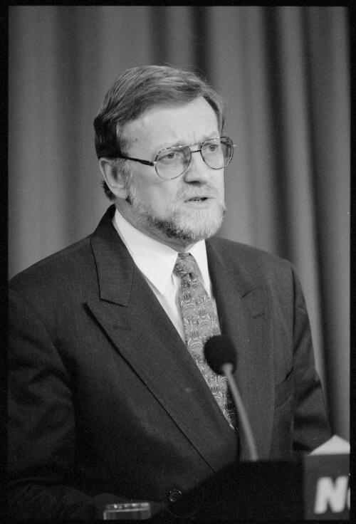 Portrait of Gareth Evans, foreign minister, at the Foreign Affairs debate held at the National Press Club, Canberra, 26 February 1996, 1 [picture] / Andrew S. Long